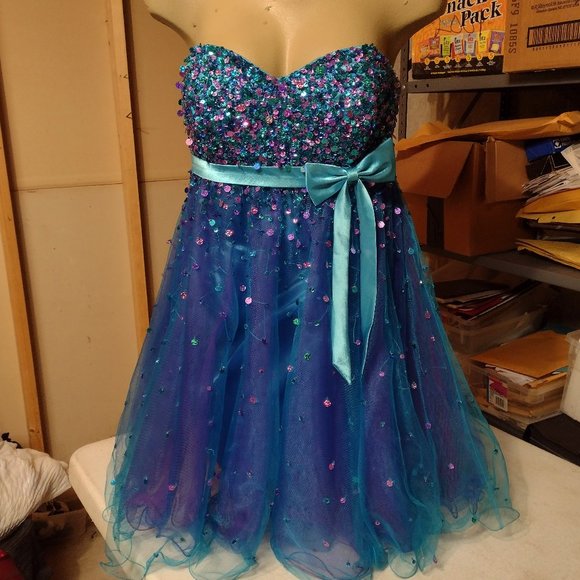 Hannah S Dresses & Skirts - Hannahs size 10 stunning cocktail dress
